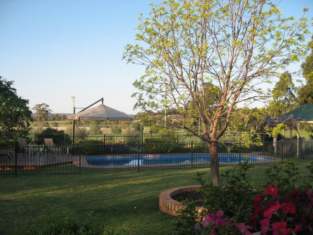 לינה וארוחת בוקר דובו Pericoe Retreat מראה חיצוני תמונה